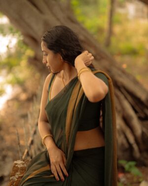 Anjana Mohan Instagram - “Oily hair & dusky skin…
That’s how kerala‘s beauty blooms.”🩷🥰🌴🌱🌸🌸

#saree #traditional #lookoftheday #photoshoot 
#natural #naturalook #homely  #homelylook 
#charecter #actor #anjanamohan