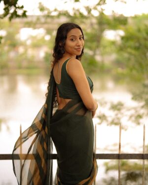 Anjana Mohan Instagram - “Oily hair & dusky skin…
That’s how kerala‘s beauty blooms.”🩷🥰🌴🌱🌸🌸

#saree #traditional #lookoftheday #photoshoot 
#natural #naturalook #homely  #homelylook 
#charecter #actor #anjanamohan