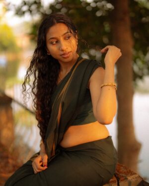 Anjana Mohan Instagram - “Oily hair & dusky skin…
That’s how kerala‘s beauty blooms.”🩷🥰🌴🌱🌸🌸

#saree #traditional #lookoftheday #photoshoot 
#natural #naturalook #homely  #homelylook 
#charecter #actor #anjanamohan