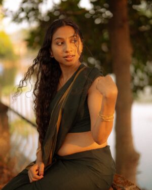 Anjana Mohan Instagram - “Oily hair & dusky skin…
That’s how kerala‘s beauty blooms.”🩷🥰🌴🌱🌸🌸

#saree #traditional #lookoftheday #photoshoot 
#natural #naturalook #homely  #homelylook 
#charecter #actor #anjanamohan