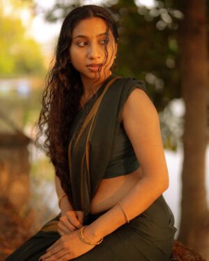 Anjana Mohan Instagram - “Oily hair & dusky skin…
That’s how kerala‘s beauty blooms.”🩷🥰🌴🌱🌸🌸

#saree #traditional #lookoftheday #photoshoot 
#natural #naturalook #homely  #homelylook 
#charecter #actor #anjanamohan