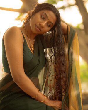 Anjana Mohan Instagram - “Oily hair & dusky skin…
That’s how kerala‘s beauty blooms.”🩷🥰🌴🌱🌸🌸

#saree #traditional #lookoftheday #photoshoot 
#natural #naturalook #homely  #homelylook 
#charecter #actor #anjanamohan