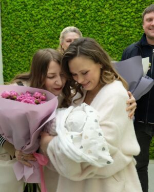 Anna Koshmal Instagram - Софійка увійшла в чат 11.03.2025 ❤️
Щастя вагою в чотири кілограмчики нарешті на руцях!
Ми безмежно щасливі! 🥹

Дякую всім лікарям, які зробили появу на світ принцеси  максимально комфортною і швидкою 🙏🏼
Дякую коханому, моїй родині та друзям за підтримку та любов ❤️ 
Тепер звикаєм до нового прекрасного статусу - батьки двох👫🏼