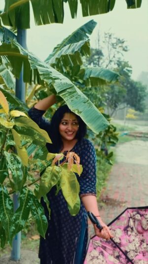 Anu Sithara Instagram - ആലിപ്പഴം
#aalipazham #rain #home