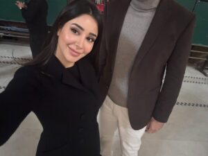 Aseel Omran Instagram - لما تصور مع شخص أطول منك بكثيييييييير ماشاء الله 🤦🏻‍♀️
أول محاولة تكون فاشلة مثل الصورة الثانية😅➡️
