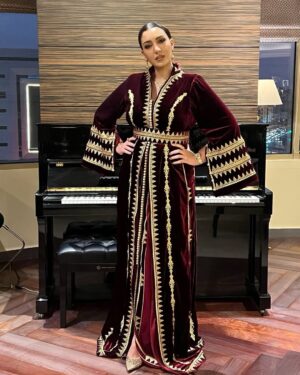Asma Lamnawar Instagram - تشرفت بالدعوة للغناء في عرس سمو الشيخ خليفة بن حمد ال ثاني، دامت لكم الأفراح و المسرات  يارب و بالرفاه والبنين ♥️♥️♥️
‏🇶🇦🇲🇦
ألف هنية و هنية و الله يجعل كلشي مبارك و مسعود .
إطلالتي بقفطان مغربي بتطريز #النطع_الفاسي من تصميم الرائعة كالعادة هند المطيري @hind_lamtiri_haute_couture و مجوهراتي من @gold_oudaoud2 
#قطر #المغرب #قفطان_مغربي