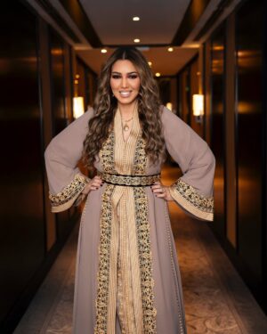 Asma Lamnawar Instagram - إطلالتي بحفل زفاف ليلية  أمس بأبوظبي 🇦🇪 من أفراح القبيسي و المهيري الكرام ♥️
قفطاني من المتألقة هدى لاريني
القفطان المغربي الملكي مع سلهام كيحمّق (في الصور القادمة)
 
Caftan : @larinihouda 
Jewelry : @gold_oudaoud2 
Stylisme : @taibi.dounia 
Makeup : @roshimakeup 
Photo by : @med_hallou 
Management : @yacinelmnawar