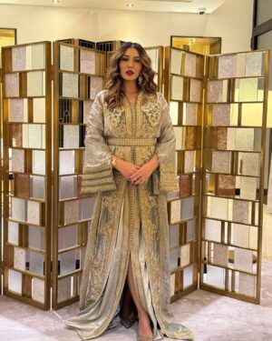 Asma Lamnawar Instagram - إطلالتي ليلة أمس بحفل الليلة المغربية القطرية رفقة الاركسترا الفلهارمونية 
🇶🇦🇲🇦 
قفطان أصيل ملكي من تصميم الرائعة هند المطيري و مجوهرات الرائع :  @gold_oudaoud2 

CAFTAN : @hind_lamtiri_haute_couture 
JEWELRIES : @gold_oudaoud2 
STYLIST : @taibi.dounia 
MAKEUP : @roshimakeup 
HAIRSTYLE : 
@ladylavenderqa 
@fatima_hairartist 

MANAGEMENT : @yacinelmnawar
#قفطان_مغربي #تكشيطة_مغربية