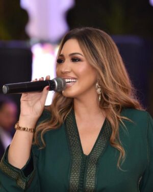 Asma Lamnawar Instagram - إطلالتي بحفل زفاف الذي تشرفت بإحياءه لفائدة احدى العائلات الكريمة بالمغرب ❤️🇲🇦 
قفطاني من تصميم الرائعة @aminaboussayri 💚
Makeup By : @roshimakeup 
 💇‍♀️ : @betty.hairstylist
📸. : @yapasphotostudio