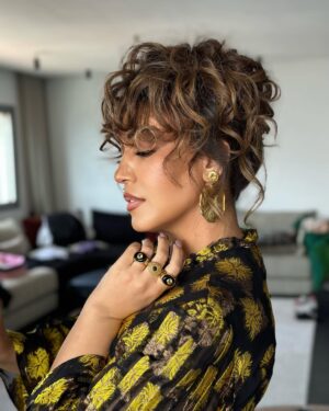 Asma Lamnawar Instagram - إطلالتي بالصورة الرسمية لبرنامج اكتشاف المواهب @starlight_maroc . 

Dress @etro 
Accessoires 
Boucles d’oreilles @Auréliebidermann et bagues @leonyvonne chez @naisconcept 
Style By : @anas.yass 
💄: @roshimakeup 
💇‍♀️: @betty.hairstylist