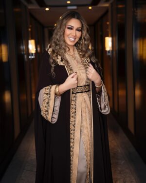 Asma Lamnawar Instagram - هاذ المرة بسلهام ملكي من داكشي الرفيع دائما من تصميم المتألقة هدى لاريني . 
بالنسبة اللي عجبتهم الاكسسوارات هي ذهب بدق مغربي خالص من عند الرائع @gold_oudaoud2
