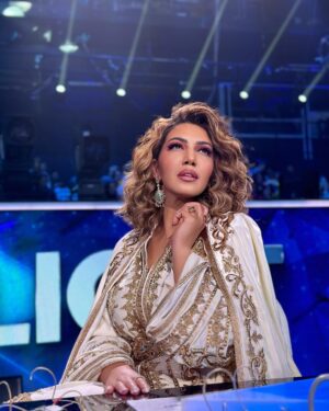 Asma Lamnawar Instagram - هكذا كانت اطلالتها في البرايم النهائي لبرنامج ستارلايت ♥️♥️♥️
✔️ قفطان من تصميم الرائعة هند المطيري @hind_lamtiri_haute_couture 
✔️ مجوهرات من تصميم دار رافينيتي للمجوهرات @rafinity_officiel 
أشرف على إطلالتي أنس ياسين @anas.yass 
💄 @roshimakeup 
💇‍♀️ @betty.hairstylist 
Management @yacinelmnawar 
Thank you @2mtv @starlight_maroc 
#تكشيطة_مغربية #القفطان_المغربي #قفطان_مغربي