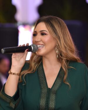 Asma Lamnawar Instagram - إطلالتي بحفل زفاف الذي تشرفت بإحياءه لفائدة احدى العائلات الكريمة بالمغرب ❤️🇲🇦 
قفطاني من تصميم الرائعة @aminaboussayri 💚
Makeup By : @roshimakeup 
 💇‍♀️ : @betty.hairstylist
📸. : @yapasphotostudio