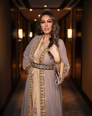 Asma Lamnawar Instagram - إطلالتي بحفل زفاف ليلية  أمس بأبوظبي 🇦🇪 من أفراح القبيسي و المهيري الكرام ♥️
قفطاني من المتألقة هدى لاريني
القفطان المغربي الملكي مع سلهام كيحمّق (في الصور القادمة)
 
Caftan : @larinihouda 
Jewelry : @gold_oudaoud2 
Stylisme : @taibi.dounia 
Makeup : @roshimakeup 
Photo by : @med_hallou 
Management : @yacinelmnawar