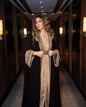 Asma Lamnawar Instagram - هاذ المرة بسلهام ملكي من داكشي الرفيع دائما من تصميم المتألقة هدى لاريني . 
بالنسبة اللي عجبتهم الاكسسوارات هي ذهب بدق مغربي خالص من عند الرائع @gold_oudaoud2
