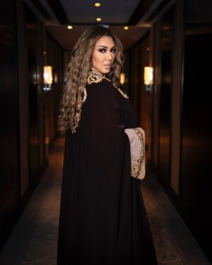 Asma Lamnawar Instagram - هاذ المرة بسلهام ملكي من داكشي الرفيع دائما من تصميم المتألقة هدى لاريني . 
بالنسبة اللي عجبتهم الاكسسوارات هي ذهب بدق مغربي خالص من عند الرائع @gold_oudaoud2