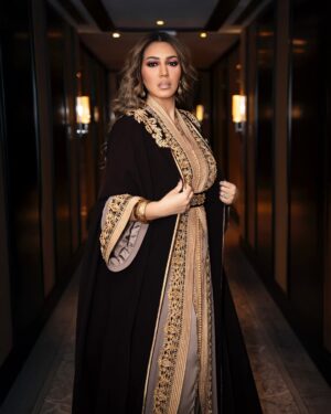 Asma Lamnawar Instagram - هاذ المرة بسلهام ملكي من داكشي الرفيع دائما من تصميم المتألقة هدى لاريني . 
بالنسبة اللي عجبتهم الاكسسوارات هي ذهب بدق مغربي خالص من عند الرائع @gold_oudaoud2