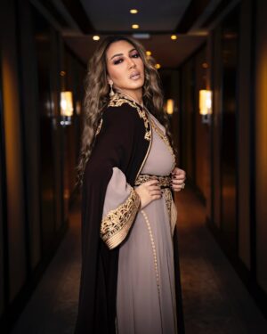 Asma Lamnawar Instagram - هاذ المرة بسلهام ملكي من داكشي الرفيع دائما من تصميم المتألقة هدى لاريني . 
بالنسبة اللي عجبتهم الاكسسوارات هي ذهب بدق مغربي خالص من عند الرائع @gold_oudaoud2