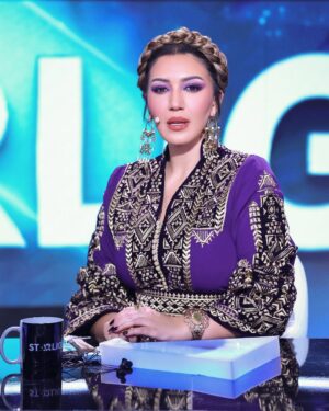 Asma Lamnawar Instagram - ‎إطلالتي الليلة بنهائي ستارلايت 
💜 💜💜
قفطان مغربي 💜 من توقيع هند لمطيري و مجوهرات دق مغربي من أوداوود 💛 
Caftan : @hind_lamtiri_haute_couture 
Jewelery : @gold_oudaoud2 
Makeup : @roshimakeup 
Hairstylist : @betty.hairstylist 

Manager : @yacinelmnawar
