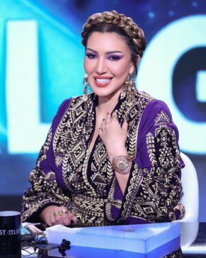 Asma Lamnawar Instagram - ‎إطلالتي الليلة بنهائي ستارلايت 
💜 💜💜
قفطان مغربي 💜 من توقيع هند لمطيري و مجوهرات دق مغربي من أوداوود 💛 
Caftan : @hind_lamtiri_haute_couture 
Jewelery : @gold_oudaoud2 
Makeup : @roshimakeup 
Hairstylist : @betty.hairstylist 

Manager : @yacinelmnawar