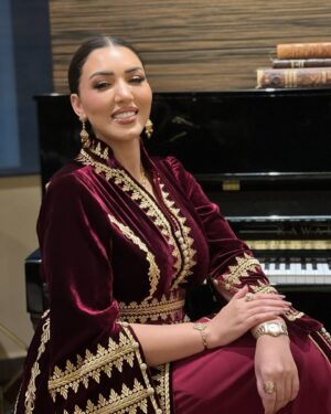 Asma Lamnawar Instagram - تشرفت بالدعوة للغناء في عرس سمو الشيخ خليفة بن حمد ال ثاني، دامت لكم الأفراح و المسرات  يارب و بالرفاه والبنين ♥️♥️♥️
‏🇶🇦🇲🇦
ألف هنية و هنية و الله يجعل كلشي مبارك و مسعود .
إطلالتي بقفطان مغربي بتطريز #النطع_الفاسي من تصميم الرائعة كالعادة هند المطيري @hind_lamtiri_haute_couture و مجوهراتي من @gold_oudaoud2 
#قطر #المغرب #قفطان_مغربي