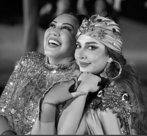 Asma Lamnawar Instagram - صولا الحبيبة (أخت دنيا) بكل ما في التعبير من معنى . 
@assala_official 
تقاسمت معك الكثير : حب، فرح، حزن، ضحك، قلق و الكثير من المزيكا . 
وهذا الحضن فيه معاني كثيرة .
كل عام وانت مضوية ومتألقة مُحبة وناجحة و بصحة ويخليك لينا صولتي.