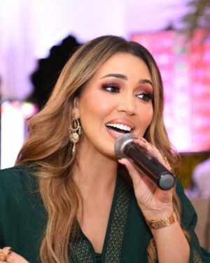 Asma Lamnawar Instagram - إطلالتي بحفل زفاف الذي تشرفت بإحياءه لفائدة احدى العائلات الكريمة بالمغرب ❤️🇲🇦 
قفطاني من تصميم الرائعة @aminaboussayri 💚
Makeup By : @roshimakeup 
 💇‍♀️ : @betty.hairstylist
📸. : @yapasphotostudio