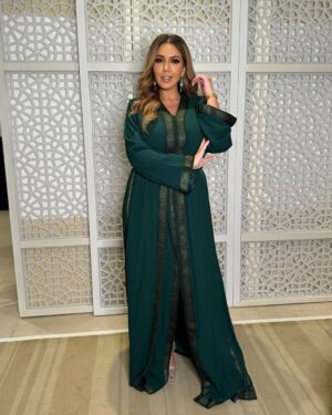 Asma Lamnawar Instagram - إطلالتي بحفل زفاف الذي تشرفت بإحياءه لفائدة احدى العائلات الكريمة بالمغرب ❤️🇲🇦 
قفطاني من تصميم الرائعة @aminaboussayri 💚
Makeup By : @roshimakeup 
 💇‍♀️ : @betty.hairstylist
📸. : @yapasphotostudio