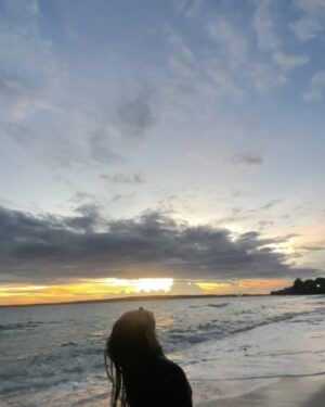 Aurora Ribero Instagram - Sunset bau bau   aku = 🤝🏻🫶🏻