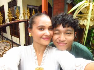 Aurora Ribero Instagram - Ode dan Ade udah nungguin kalian semua di bioskop mulai dari hari iniii!!! #komangfilm