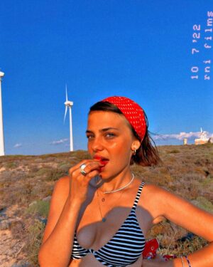 Bahar Şahin Instagram - Bozcaada bayram ve çilek 🍓
Sonuda sürprizli Aloş çok istedi kıramadım 📍