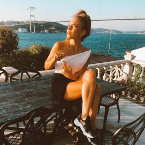 Bahar Şahin Instagram - Sette @hayatikonusalim ; minik kaçamağımıza da eşlik etsin vazgeçemediklerimiz... Deniz, güneş ve buz gibi Hayat demleme soğuk çay... Çünkü #hayattahepiyisivar ☀✌🏻