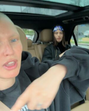 Bianca Balti Instagram - The craziest month of my life 💘 
Crazy good (not crazy bad). As good as only the first month after chemotherapy might feel. My hair are growing back and life is giving 🫶🏼