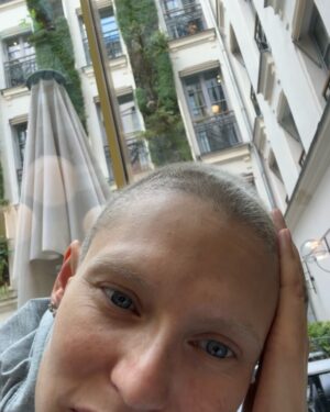 Bianca Balti Instagram - The craziest month of my life 💘 
Crazy good (not crazy bad). As good as only the first month after chemotherapy might feel. My hair are growing back and life is giving 🫶🏼