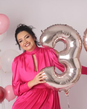 Bouchra Okbi Instagram - حبيباتي لي سقساو عالروبة و على الميكاب..اني حطيتلكم صور واضحة..💖💖
ما تنساوش تقولولي وش رايكم فاللون..و فكلش و دوك نحطلكم صفحاتهم 👇👇👇
مايكاب و تسريحة صالون @sihems_makeup_coiffure 
الفستان من عند حبيبتي @hind_deluxe 
ستوديو @studio_baby_honey_