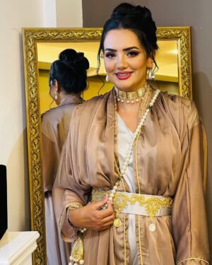 Bouchra Okbi Instagram - Me voilà ❤️❤️
❤️❤️
@maison_sarmana 
Andehom une collection magnifique 
Bijoux @bijoux.muse 
Make up @melinabilo 
Wesh rayekom 
Félicitations à djamila @soltana_beautycenter 
Laakouba likom kamel