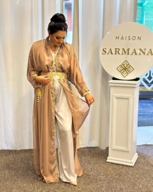 Bouchra Okbi Instagram - Me voilà ❤️❤️
❤️❤️
@maison_sarmana 
Andehom une collection magnifique 
Bijoux @bijoux.muse 
Make up @melinabilo 
Wesh rayekom 
Félicitations à djamila @soltana_beautycenter 
Laakouba likom kamel