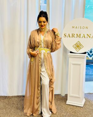 Bouchra Okbi Instagram - Me voilà ❤️❤️
❤️❤️
@maison_sarmana 
Andehom une collection magnifique 
Bijoux @bijoux.muse 
Make up @melinabilo 
Wesh rayekom 
Félicitations à djamila @soltana_beautycenter 
Laakouba likom kamel