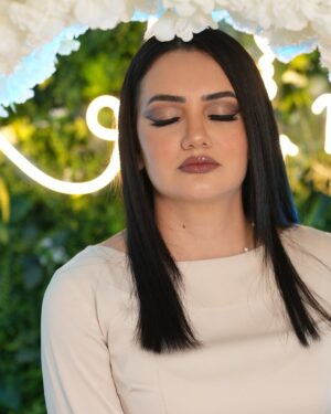 Bouchra Okbi Instagram - غمض عينيك و أحلم معايا ♥️
هاد الغنية تفكرني فسنًوات المراهقة..
نتوما وشنو هو الغنى لي سمعتوه فهاد الفترة..خلونا نعرفوا لوش من جيل تنتموا ☺️☺️☺️☺️
(حنا يقولولنا الجيل الذهبي)

Crédit photo @djehiche 
Make up @wow.hair.beauty.center.algeria 

#artist #professional #makeupaddict