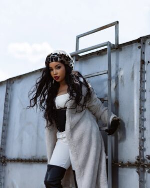 Brenda Wairimu Instagram - This is how I’d be dressed if I was in Europe right now ☃️⛄️❄️😥
So imagine I’m in Europe right now.
Styling @wanjikustephens ☃️☃️☃️
Hair and makeup @jonyhairdesigner ☃️☃️☃️