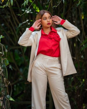 Brenda Wairimu Instagram - Monday: The day that feels like it should come with a warning label…But I’ll just wear my @label15ke instead ♥️💋♥️
Suit and blouse from @label15ke