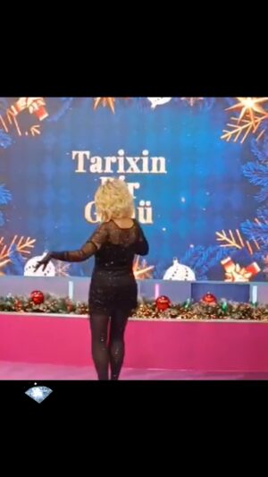 Brilliant Dadaşova Instagram - Sabah Tolikın proqramında dostların sevdiyi musiqiləri ifa edəcəyəm.Sizin üçün 🥰. 2024 cü ilin son günləri-Qarşıda bizi xoş günlər gözləsin inşaAllah 🌲🌺 @aliyevtarix @mtv_az @tarixin__1_gunu  @elnurhasanov_  @eldeniz_kerimov__  @sefter.memmedzade @agasiofficial
