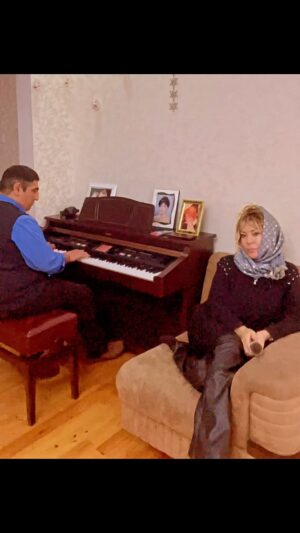 Brilliant Dadaşova Instagram - Biz buyuq.sevinci kədəri ürəkdən hiss edən  Biz buyuq- ömrü qəzəldə-musiqidə yaşayıb gedən.  @ajdapekkan Tek aşkım🥰