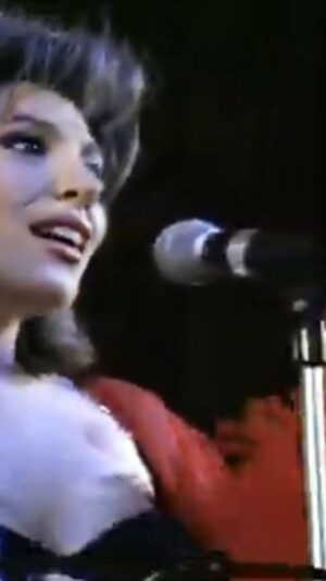 Brilliant Dadaşova Instagram - Konsert öncəsi proqram hazırlarkən ilk solo konsertim yadıma düşdü. Necə sevgi, nə qədər sayğı və məhəbbətlə illər keçdi. Bu illərdə mən də böyüdüm və nəsilləri də musiqimlə böyütdüm.. Nə xoş 🖤 
P.S. Videonun sonundakı oğlanı tapın, deyin 8 mart konsertimdə gözləyirəm. Nəzərə alın video 97ci ilindir 💎