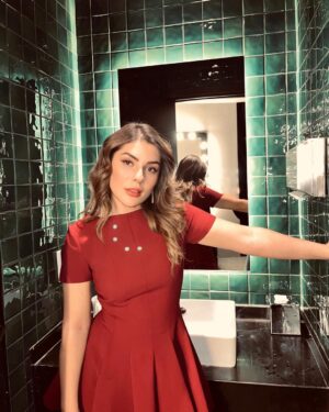Buse Sinem İren Instagram - Her şeye rağmen, elimizden geldiğince, hayatı güzelleştirmeye devam ♥️