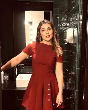 Buse Sinem İren Instagram - Her şeye rağmen, elimizden geldiğince, hayatı güzelleştirmeye devam ♥️