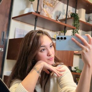Caitlin Halderman Instagram - from camera’s pov and look at the quality! 💘

Beli sekarang di samsung.com/id  dan dapatin free 2x Memory Upgrade, Free E-Voucher 500K untuk pembelian di Samsung.com/id & Free e-sim XL data plan 60GB 

#GalaxyS24FE 
#GalaxyAI 
#FunExperience 
@samsungindonesia