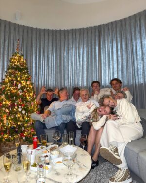 Camille Dhont Instagram - Wij wensen jullie allemaal een super fijne Kerst toe! Geniet van alle mooie momenten samen! Merry Xmas❤️🎄