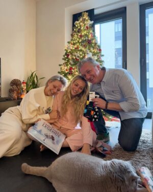 Camille Dhont Instagram - Wij wensen jullie allemaal een super fijne Kerst toe! Geniet van alle mooie momenten samen! Merry Xmas❤️🎄