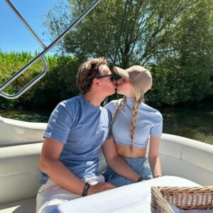 Camille Dhont Instagram - 😱🥹🪩🎬🎶 >>> mijn zomer in emoji’s
